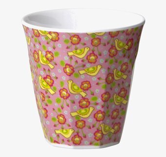Bild av livfull barnmugg med fågelmönster och blommor
