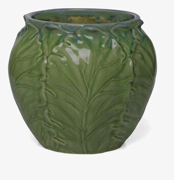 Foto av grön keramikvas med naturinspirerat mönster