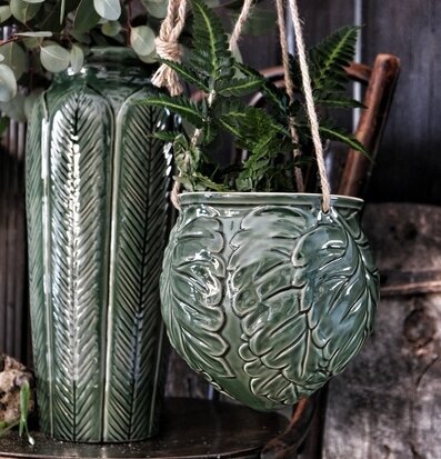 Bild av stilren hängkruka med naturligt bladmönster