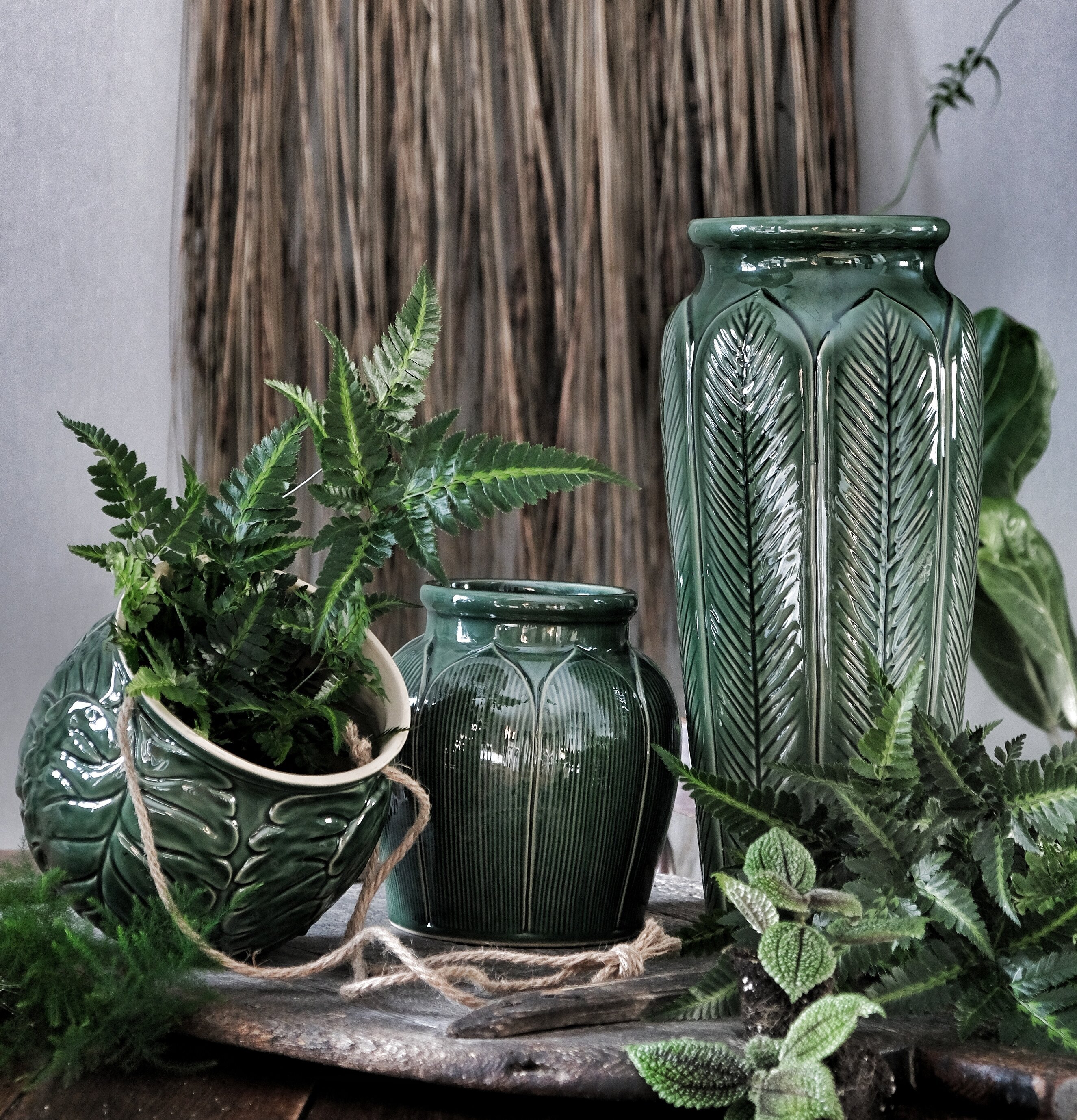 Eklaholm Funkis vaser från I AM Interior på rustik träbänk