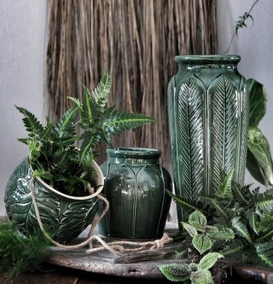 Bild av harmoniska gröna vaser i elegant inredning