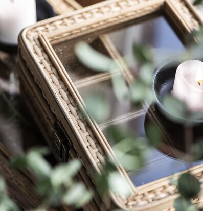 Bild av elegant smyckeskrin med glaslock och ljus