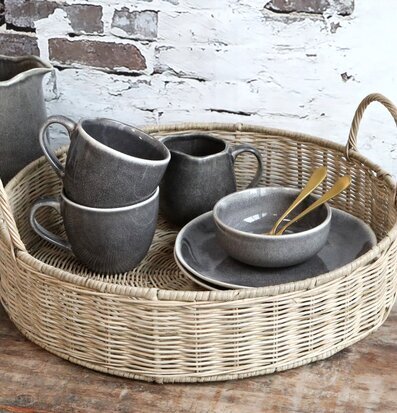 Bild av rustik och elegant dukning med keramikservis