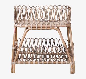 Foto av stilfullt blomsterbord i rottingdesign