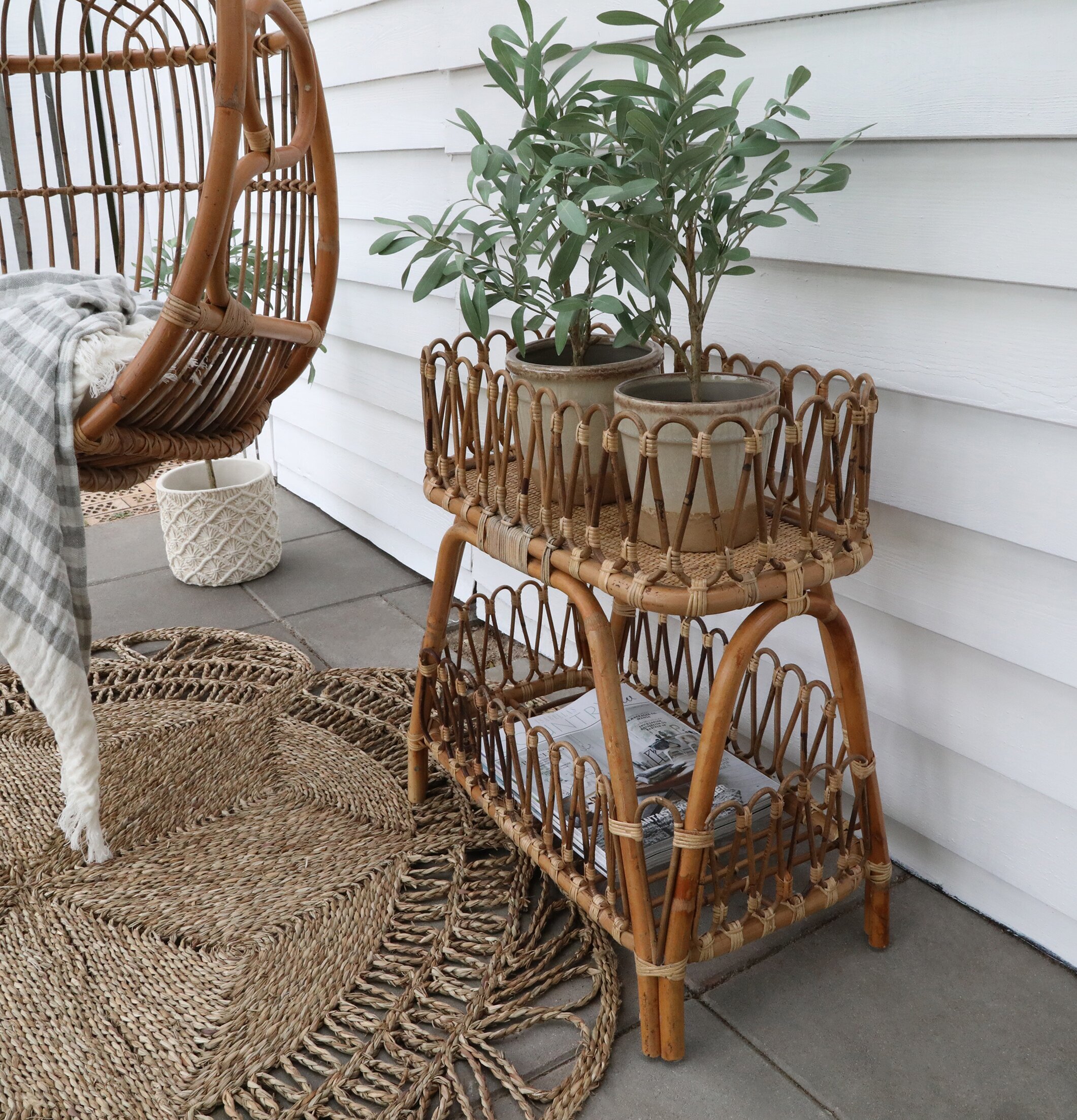 Bild av harmonisk inredning med rotting och växter