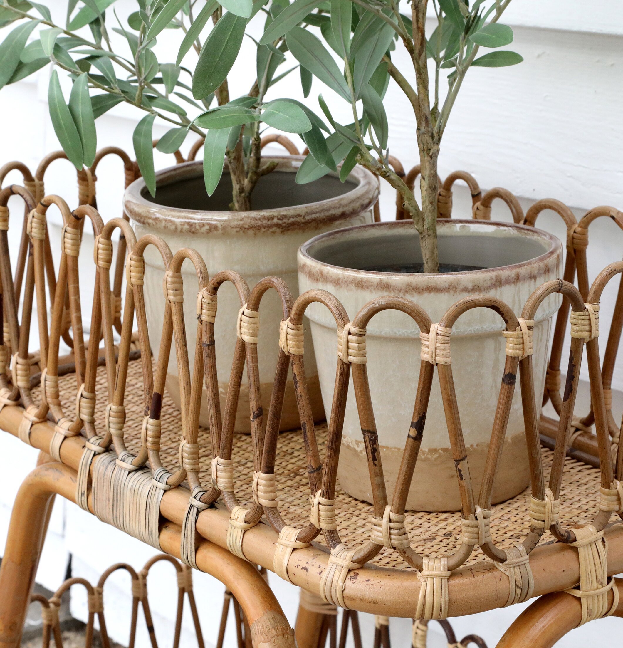 Blomsterbord Rotting från Chic Antique med krukväxter