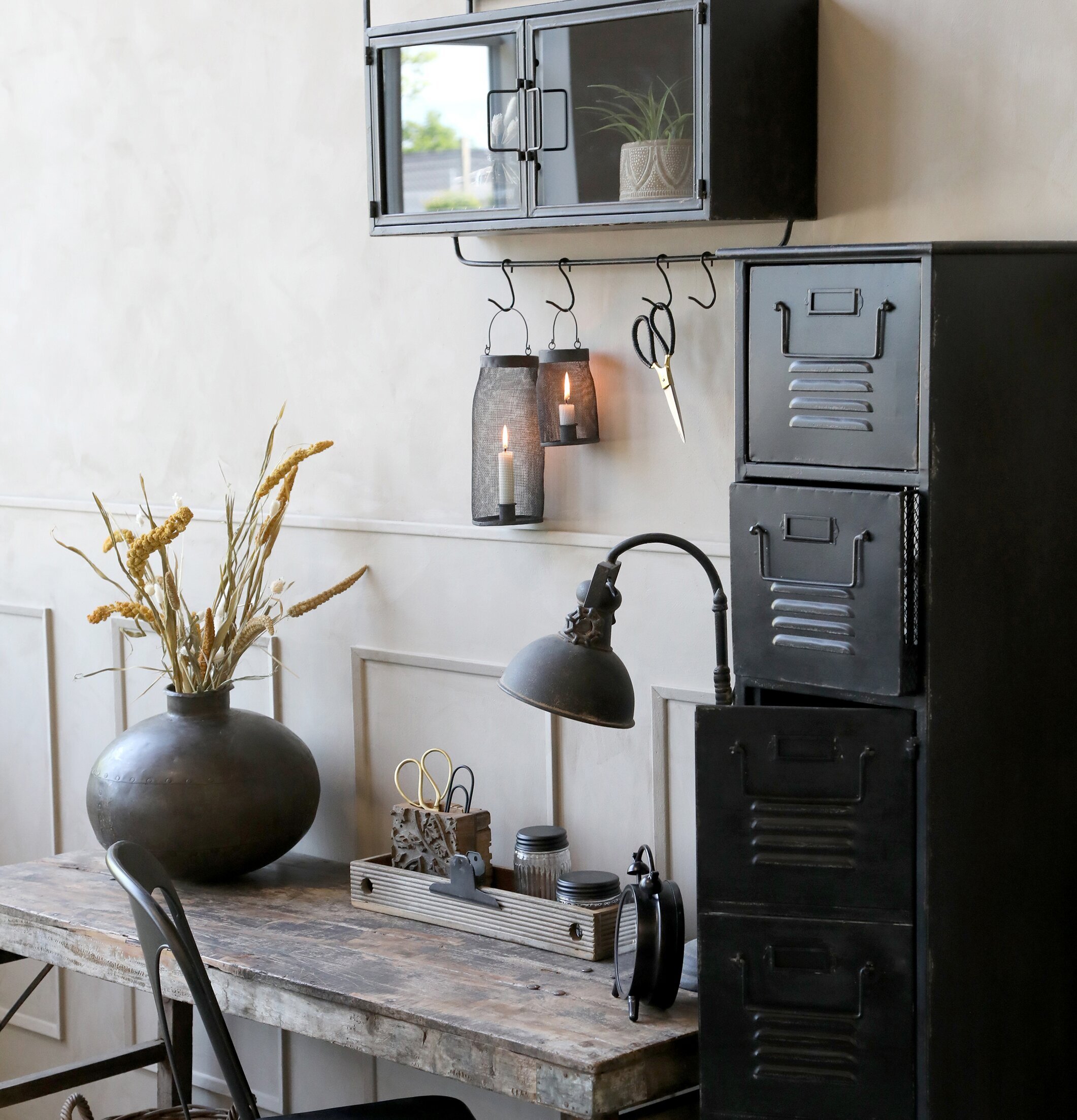 Bordslampa Factory från Chic Antique på rustikt träbord