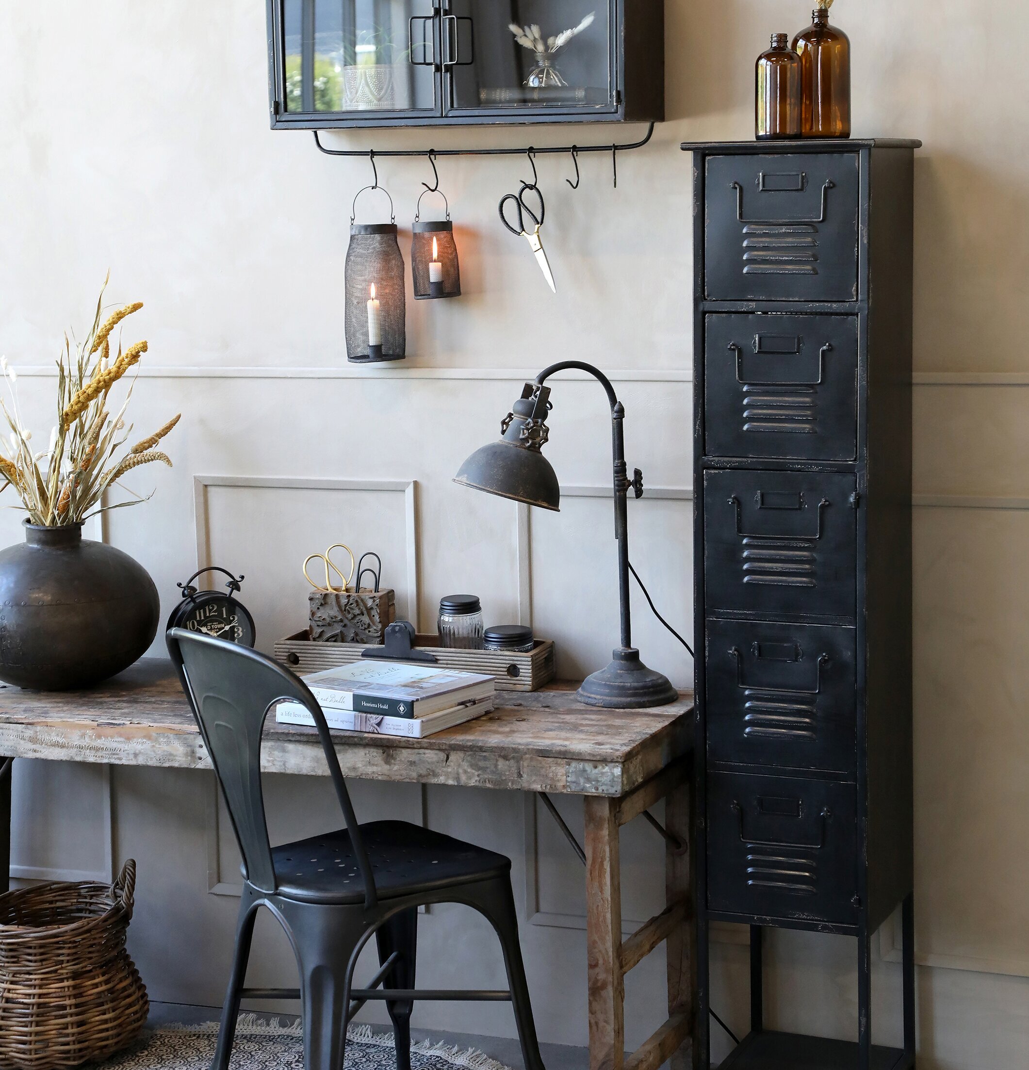 Bordslampa Factory från Chic Antique på rustikt skrivbord