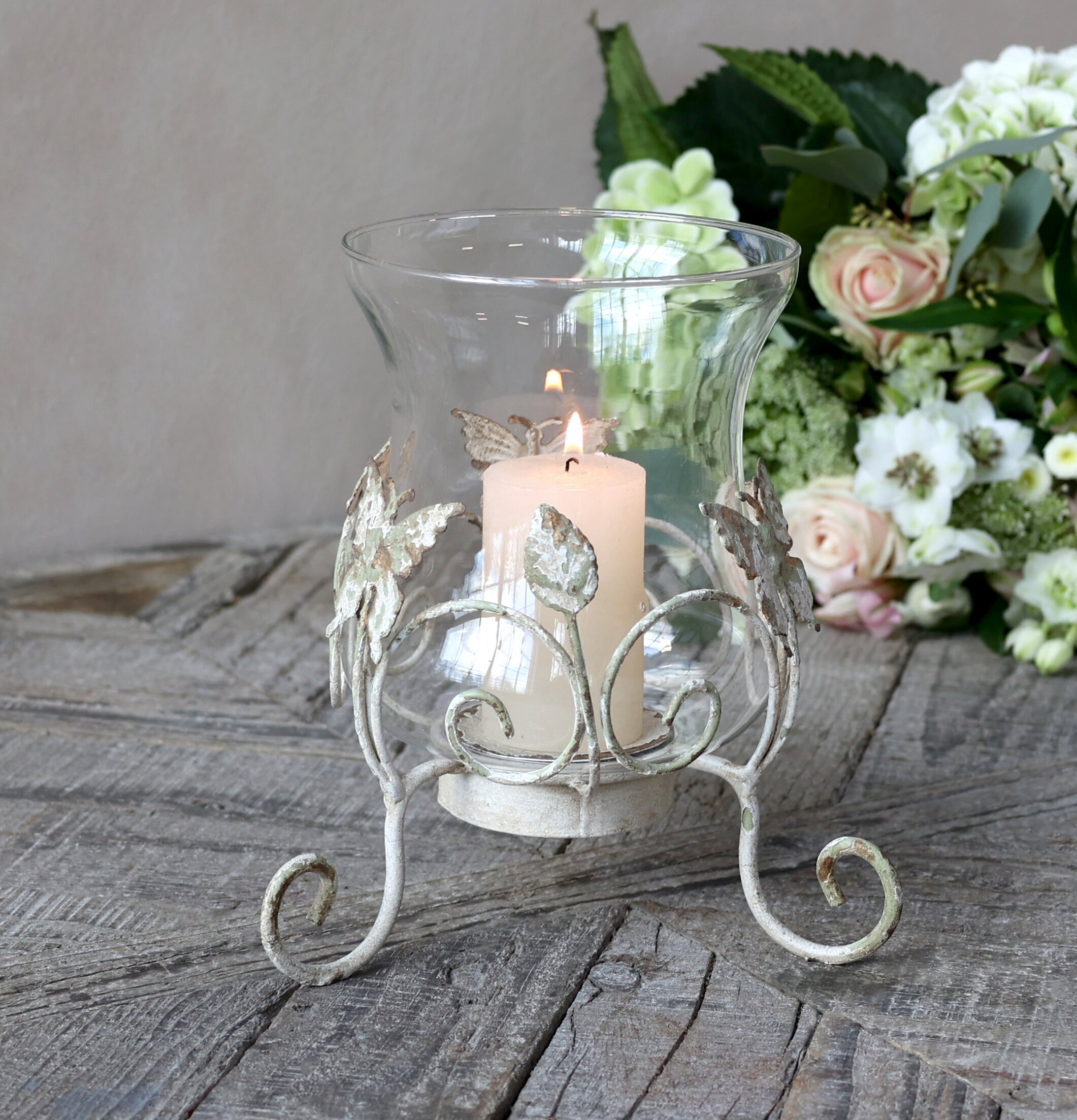 Ljusstake Hurricane Fjäril från Chic Antique på träbord