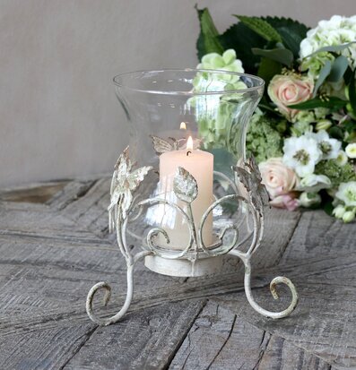 Foto av elegant ljusstake på rustikt träbord