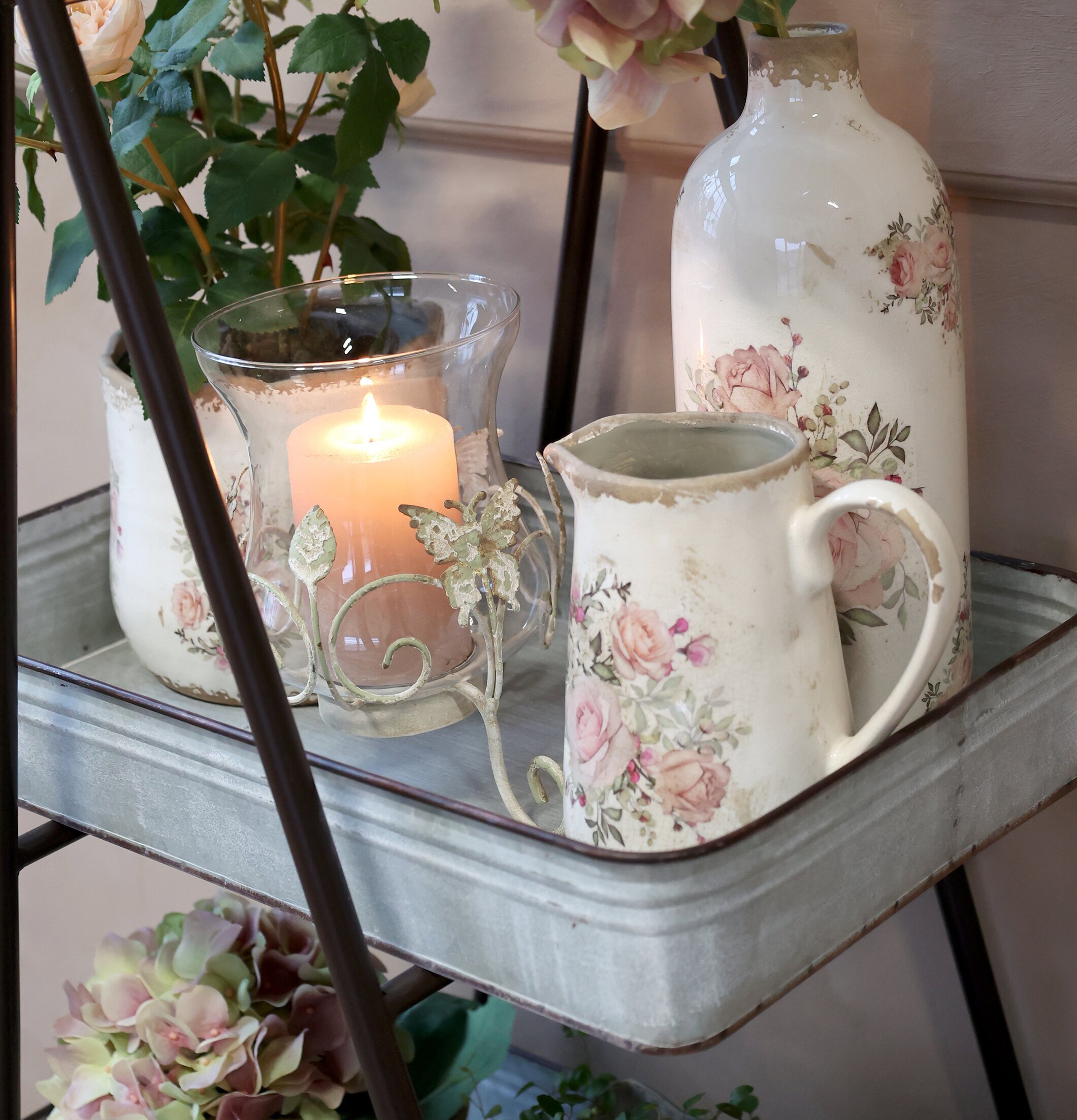 Ljusstake Hurricane Fjäril från Chic Antique på rustik hylla