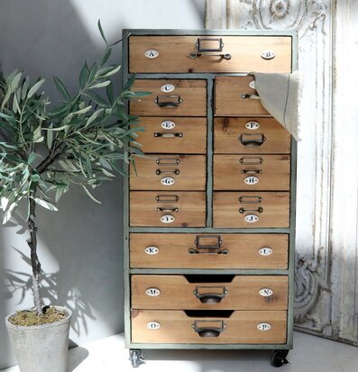 Foto av vintage byrå med 12 lådor och växtdetalj