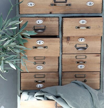 Bild av rustik byrå med 12 lådor och metallhandtag