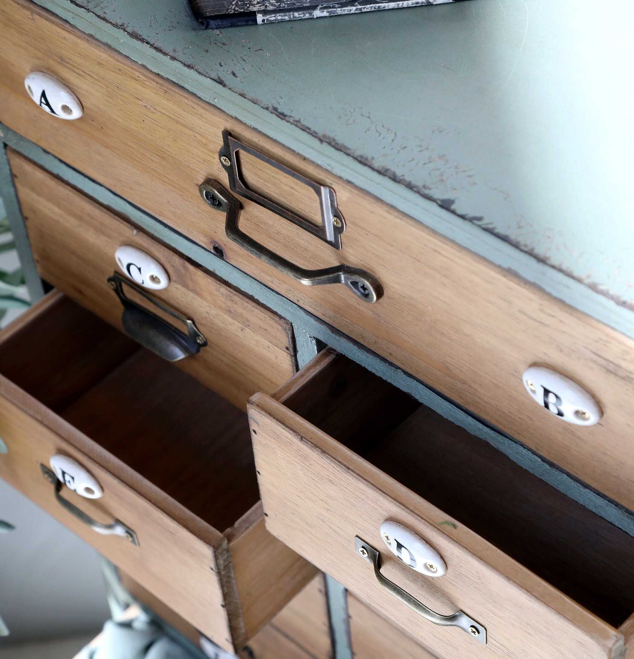 Gammal Fransk Byrå - 12 Lådor från Chic Antique med vintage stil