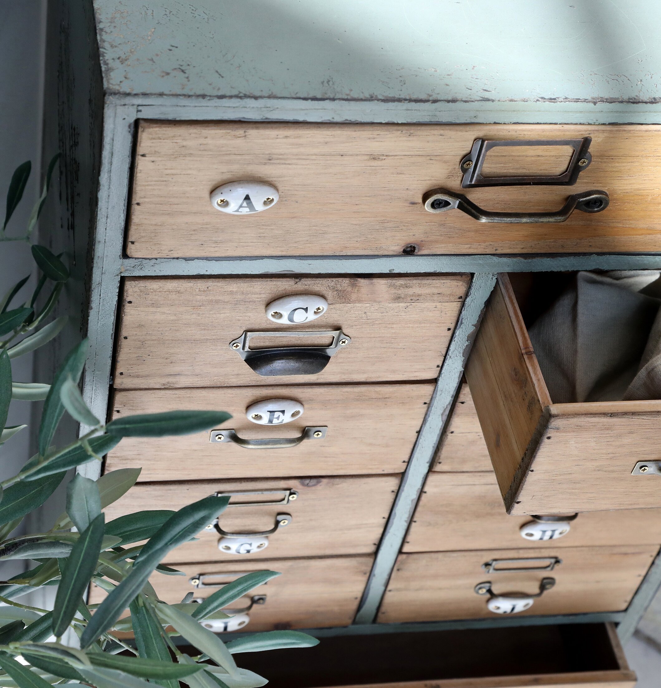 Gammal Fransk Byrå - 12 Lådor från Chic Antique med växter