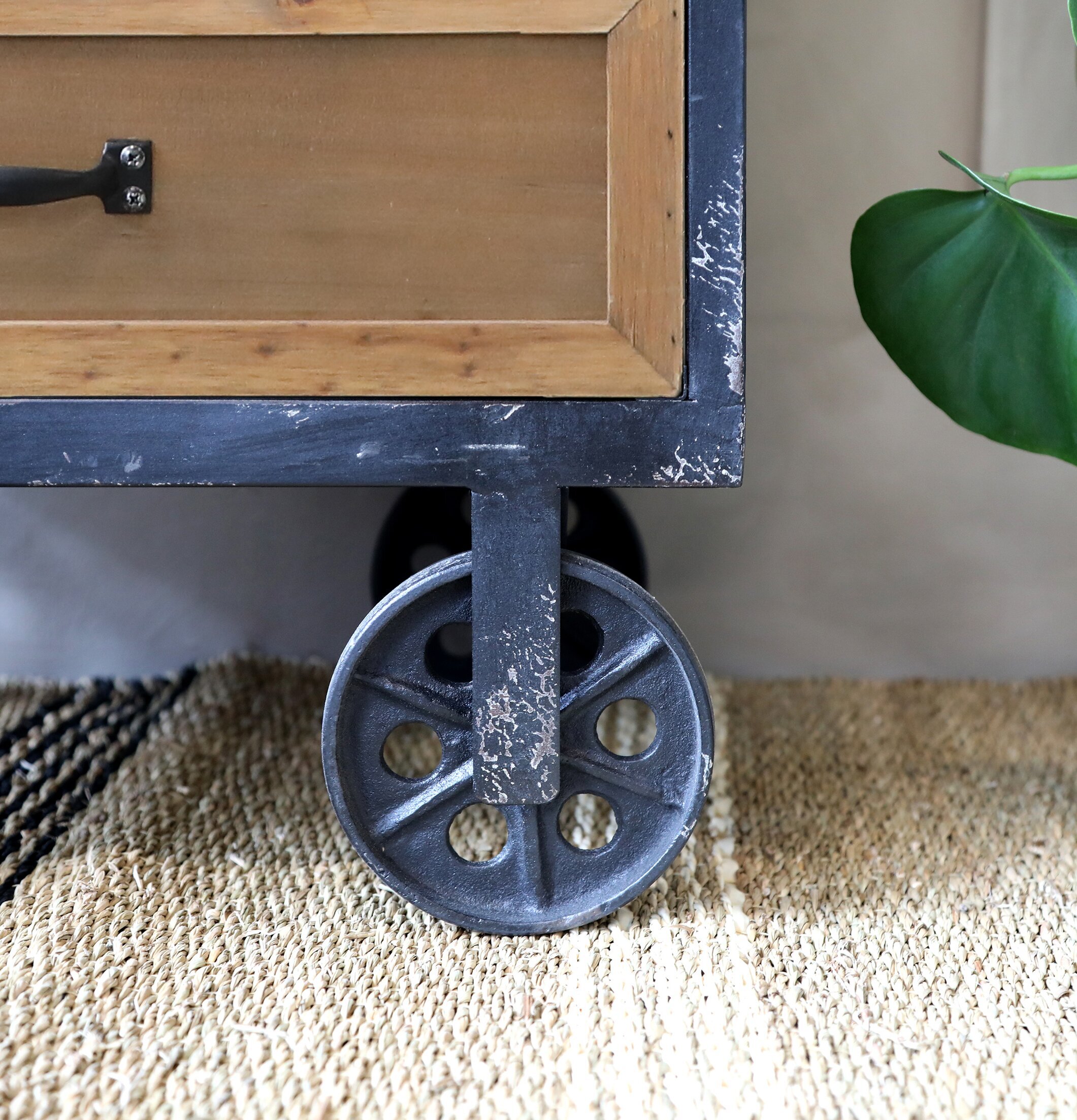 Byrå På Hjul - 3 Lådor från Chic Antique i rustik stil