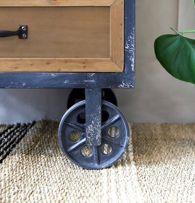 Bild av byrå med industriell design och naturdetaljer