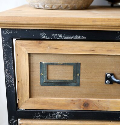 Bild av byrå på hjul med trä och metall detaljer