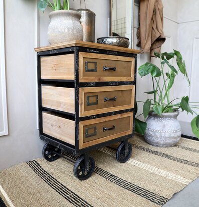 Bild av byrå med hjul i industriell och rustik stil