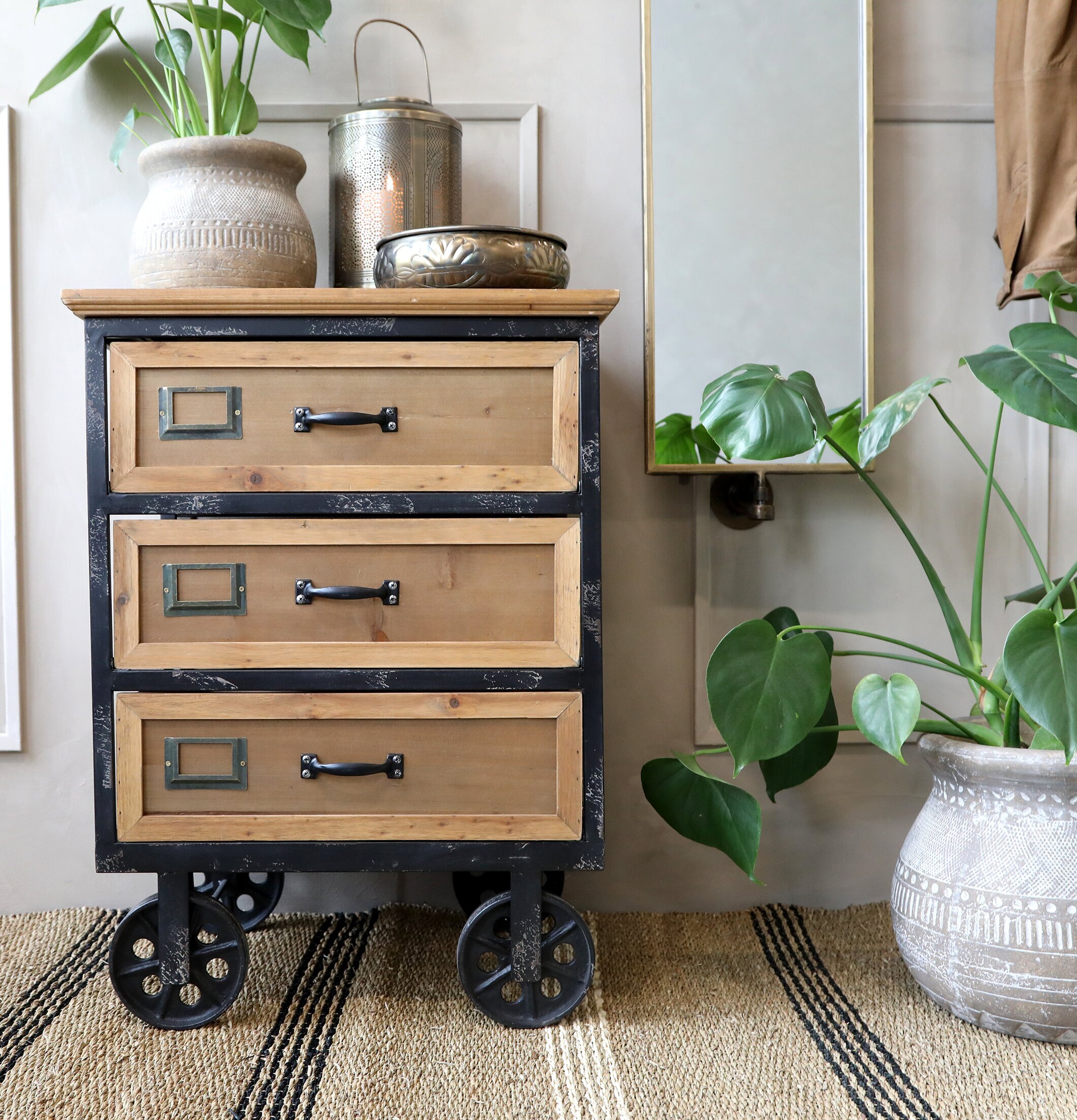 Byrå På Hjul - 3 Lådor från Chic Antique i rustik design