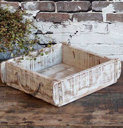 Foto av rustik trälåda med antik finish och beslag