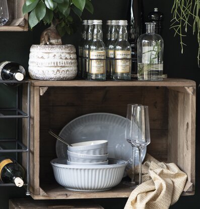 Bild av harmoniskt arrangemang med porslin och växter