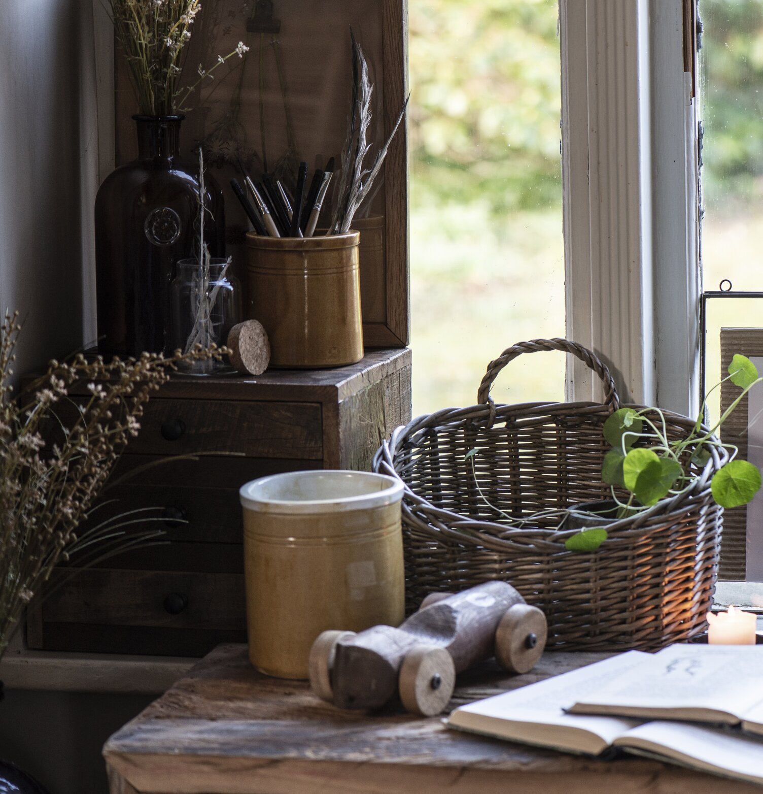 Liten Träbyrå Unika från IB Laursen på rustikt bord