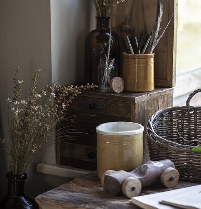 Bild av rustik träbyrå med harmonisk heminredning