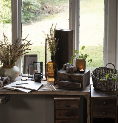 Bild av harmonisk interiör med rustik träbyrå