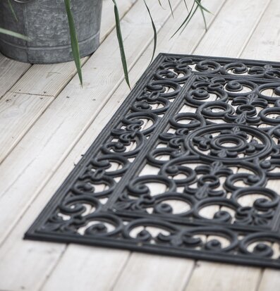 Bild av elegant dörrmatta på ljus träveranda