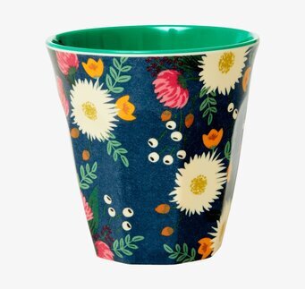 Bild av mugg med blommönster och grön insida