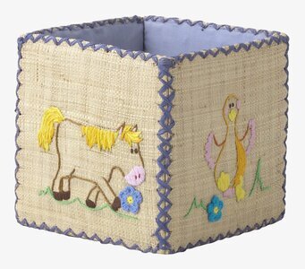 Bild av charmig förvaringskorg med broderade motiv