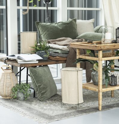 Bild av harmonisk interiör med naturmaterial och ljus