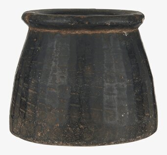 Bild av rustik kruka med unik design och karaktär