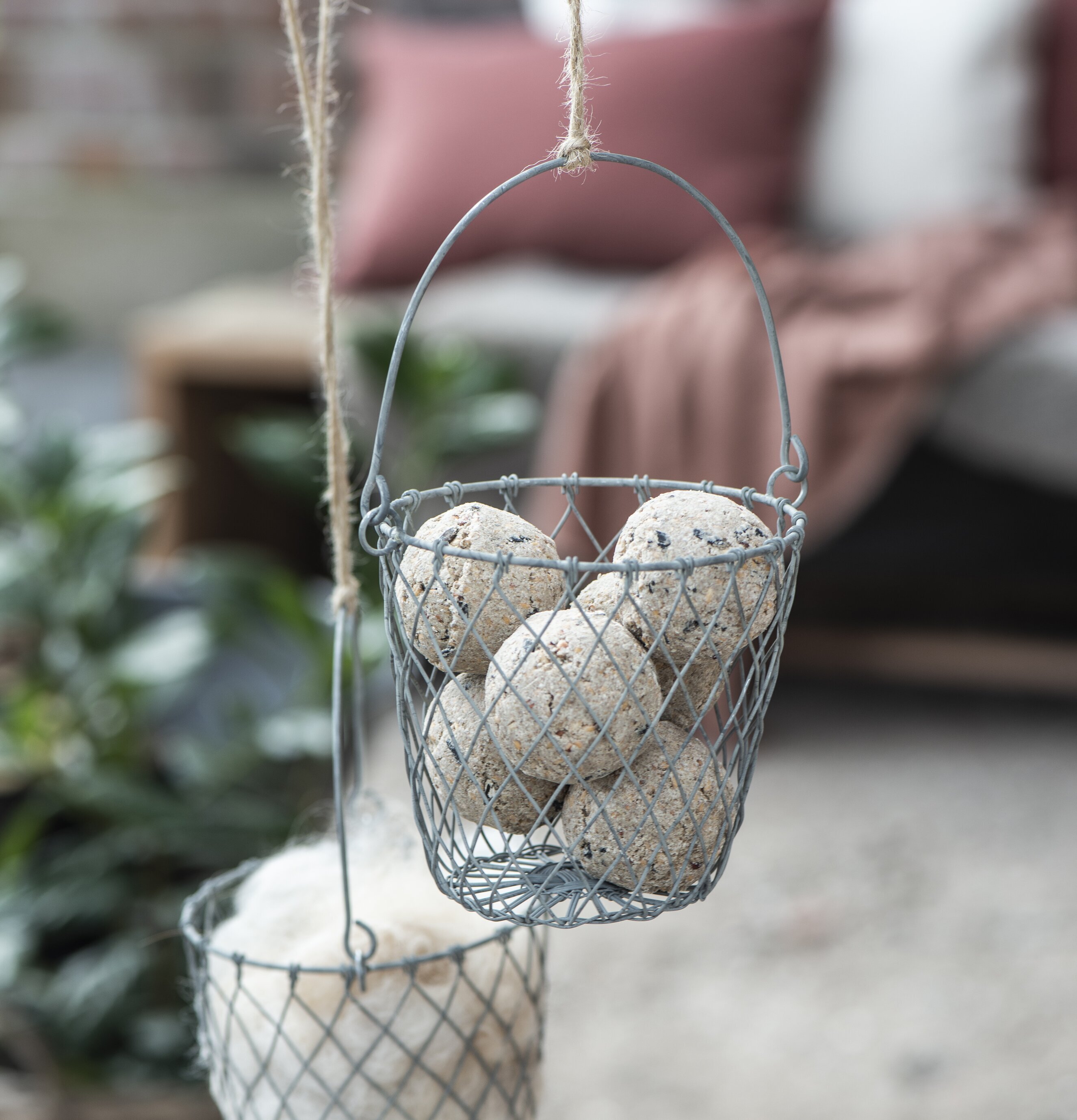 Metallkorg Med Handtag från IB Laursen i utomhusmiljö