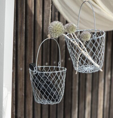 Bild av metallkorgar mot träpaneler med stil