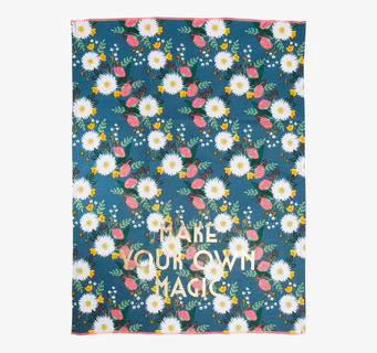 Bild av kökshandduk med blommigt och färgstarkt mönster