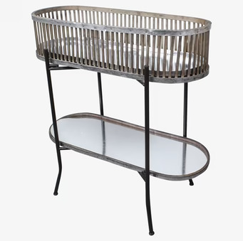 Bild av stilren och funktionell korgställning i trä