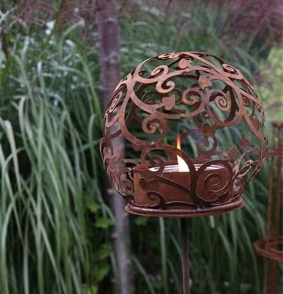 Bild av dekorativ marschallhållare i trädgårdsmiljö