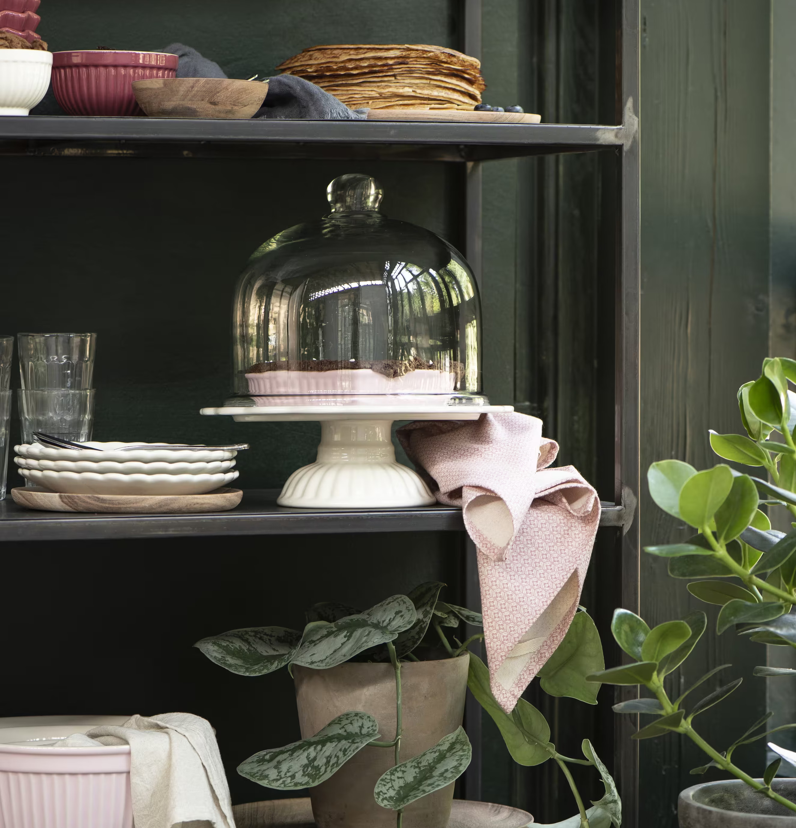 Glaskupa Rund från IB Laursen på en hylla i ett mysigt kök