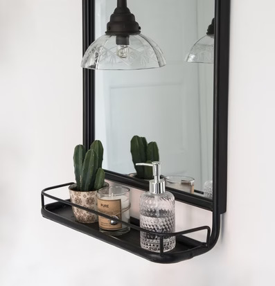 Bild av stilrent badrum med spegel och pendellampa