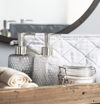 Bild av stilfullt badrum med glas och metall detaljer