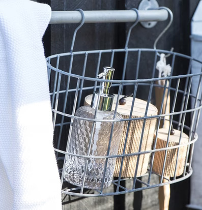 Bild av stilfull tvålpump i glas och metallkorg