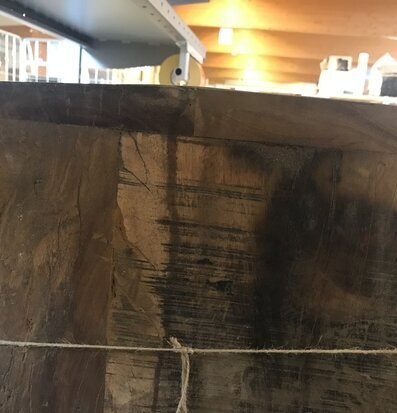 Bild av rustikt sidobord i hemtrevlig butiksinteriör