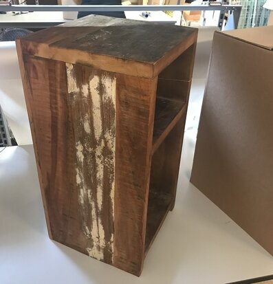 Foto av rustikt sidobord med återvunnet trä och patina