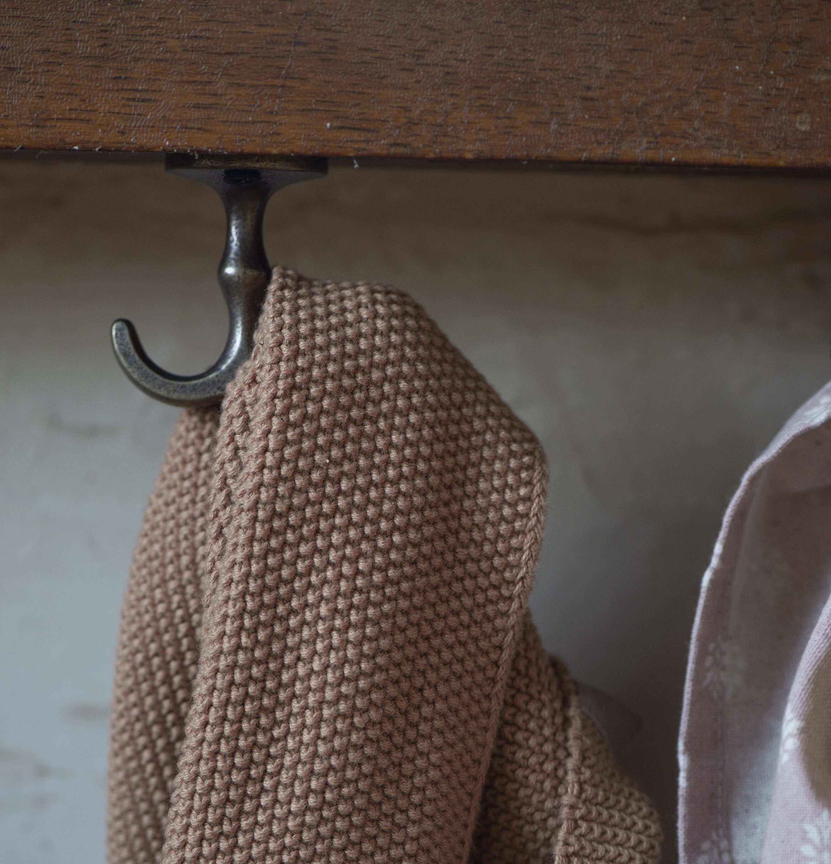 Ankarkrok Mässing från IB Laursen på träyta med handduk