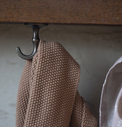 Bild av elegant ankarkrok i mässing och trädetaljer