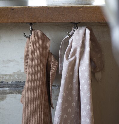 Bild av rustik inredning med ankarkrok i mässing