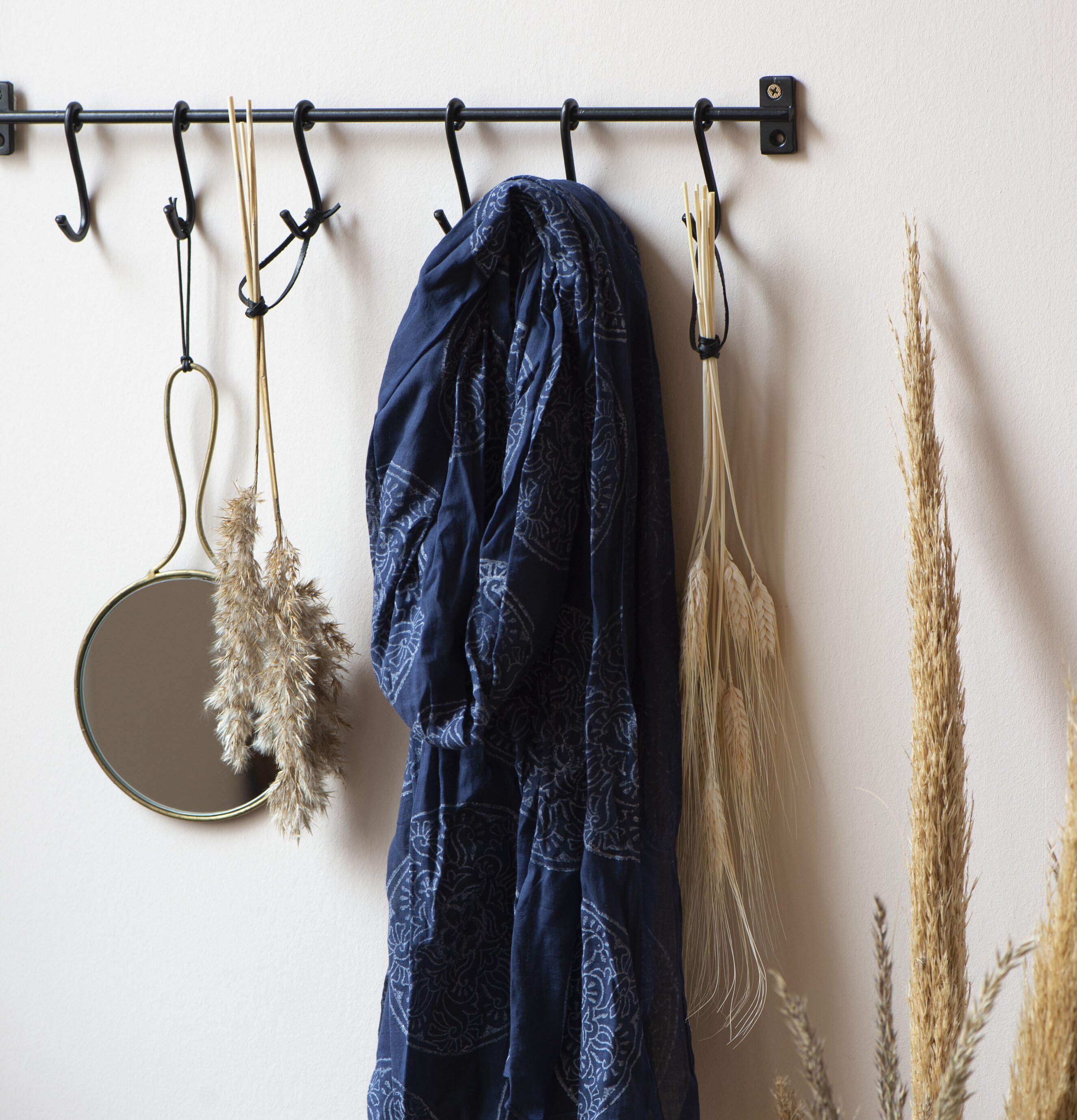 Väggskena Med Krokar från IB Laursen på vit vägg