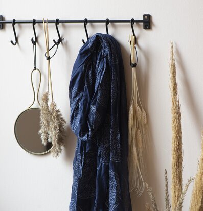 Bild av väggskena med krokar och dekorativa element